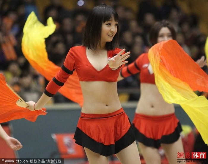 Dàn mỹ nữ Trung Quốc đang trình diễn múa quạt.